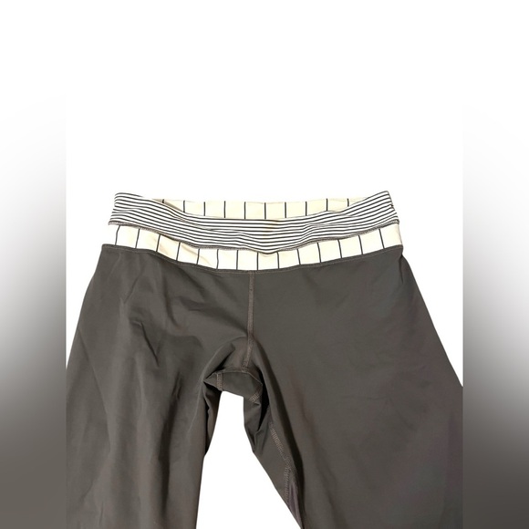 LULULEMON Run Inspire Crop Grey Angel Wing Slalom & White Quiet Stripe Size 8/10 - Picture 4 of 9